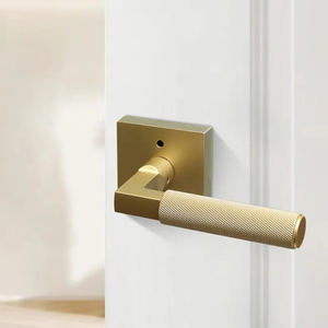 Poignées de porte d'entrée satinées or moletées à verrouillage intégré, design moderne, pour salle de bain et cuisine, vente directe usine - Product Image 3