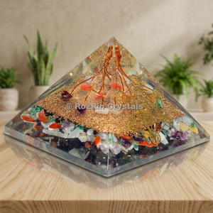 Sculpture pyramide en pierres précieuses RozRin avec pierres de chakra sculptées et gravure en fil de cuivre pour la décoration de la maison - Product Image 3