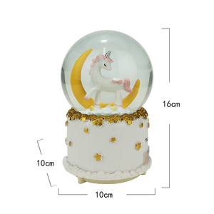 Unicorno personalizzato in resina artificiale volare su rainbow snowglobe con musica e luce per l'arredamento del desktop e il regalo di festa - Product Image 6