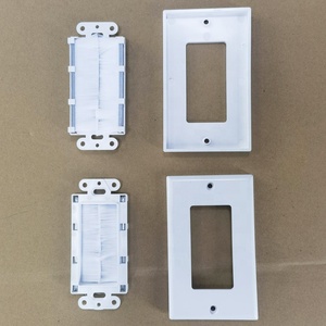 Plaque murale multimédia de type USA avec insert de passage pour câbles basse tension et plaque décorative - Product Image 4