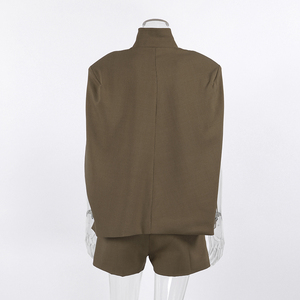 <span class=keywords><strong>Ensemble</strong></span> coordonné de créateur pour femme, style cape structurée et short, sans manches, col montant, <span class=keywords><strong>kaki</strong></span>, fabrication OEM personnalisée - Product Image 6
