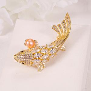 เข็มกลัดปลาคาร์ฟนำโชคประดับมุกน้ำจืด ดีไซน์หลากหลาย โดดเด่นไม่ซ้ำใคร ประดับเพชรทองคำ จี้เข็มกลัดเข้าชุด เครื่องประดับชุบทองแดง รูปดอกไม้ติดหน้าอก - Product Image 3