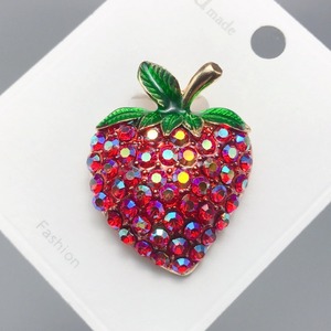 Broche fraise mignonne unisexe en strass, accessoire vestimentaire pour fêtes, occasions décontractées et mariages - Product Image 1