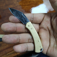 Couteau pliant artisanal en acier Damas avec lame à pointe tombante et manche en laiton, couteau utilitaire d'extérieur