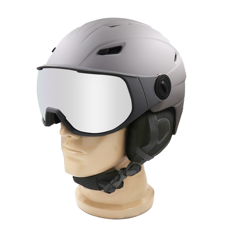 Casque de ski avec visière 1
