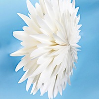 Éventail en papier nid d'abeille blanc en gros 42cm/60cm, éventail pliant en papier flocon de neige pour décoration de toile de fond suspendue pour mariage et fête d'anniversaire