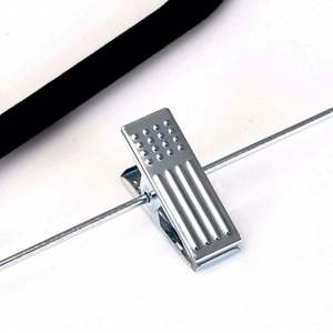 Cintre à pantalons pour adultes à clip amovible, en plastique antidérapant, pratique pour le séchage, design floqué pour cintres en tissu velours, vente en gros - Product Image 3