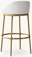 Tabouret de bar à hauteur de comptoir à quatre pieds avec cadre sculptural en laiton martelé, dossier semi-courbé et coussin en lin blanc