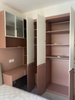 Armoire d'angle moderne avec bureau, portes vitrées, étagères ouvertes et tiroirs en bois brun pour chambre à coucher