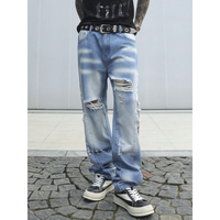 Jeans en denim délavé bleu clair sur mesure pour homme, coupe oversize ample à jambe large, détails déchirés prononcés, hiver
