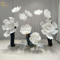 NIKA Décoration de plafond personnalisée pour événements de mariage et salles de banquet, Têtes de fleurs géantes en tissu organza blanc