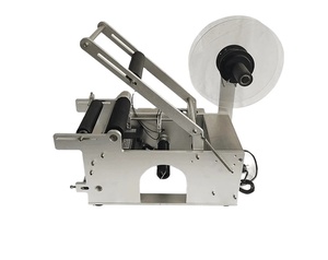 Machine d'étiquetage semi-automatique de bureau pour bouteilles rondes, pots et canettes de vin, boissons et spiritueux, avec application d'autocollants. - Product Image 3