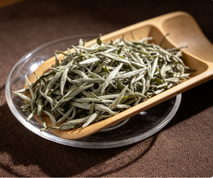 Thé Blanc Fuding Aiguille d'Argent Artisanal Traditionnel, Baihao Yinzhen, Bourgeons Purs, Feuilles en Vrac, Vente en Gros Usine, OEM - Product Image 1