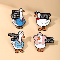Badges en émail personnalisés en gros, design de personnage d'oie, fabrication directe d'usine, OEM ODM, stock disponible