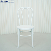Chaise Thonet empilable à dossier en bois courbé blanc pour les cérémonies de mariage en plein air Hôtels Salles de bain Appartements Hôpitaux Bureaux