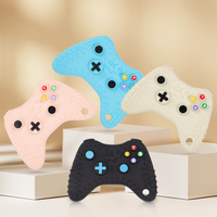 Vente en gros Faible MOQ Jouet de dentition en silicone type manette de jeu certifié CPC de qualité alimentaire pour bébé, jouet de dentition molaire alphabet sans BPA pour cadeau de baby shower aux États-Unis