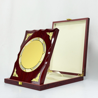 Vente en gros d'usine : Boîte en MDF rouge avec plaque de sublimation or/argent, certificat, plaque de récompense, récompenses en bois personnalisées MH-T358