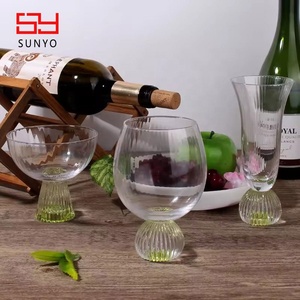 Ensemble de verres à vin en <span class=keywords><strong>verre</strong></span> fantaisie de style <span class=keywords><strong>médiéval</strong></span> vintage, à pied épais, à fond rond, vert et rayé - Product Image 5