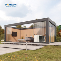 Pergola motorisée rétractable en aluminium avec larges gouttières de drainage pour patios et espaces extérieurs commerciaux
