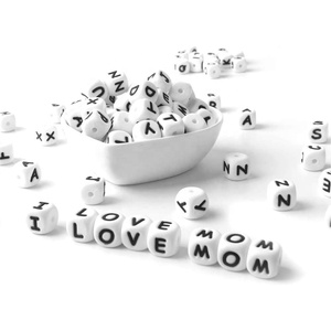 Haute qualité sans BPA Silicone Alphabet perles 12mm carré <span class=keywords><strong>Cube</strong></span> blanc anglais lettre perles en vrac perles de dentition pour bricolage - Product Image 1