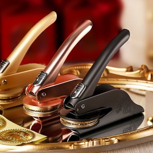 Timbre à embosser personnalisé avec logo - Sceau en acier portable à main pour l'artisanat, les mariages, les cadeaux d'entreprise et l'embossage de livres de bibliothèque - Product Image 1