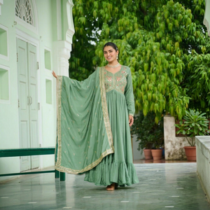 Robe Anarkali longue en soie Vichitra prête à porter avec broderies et paillettes, séchage rapide, pour occasions de mariage - Product Image 1