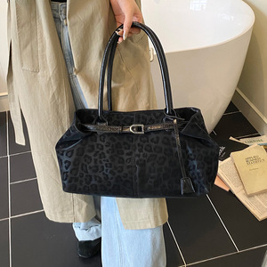 Bolso tote con estampado de leopardo, bolso de gran capacidad para mujer, diseño coreano vintage de nicho con un toque premium, para llevar al hombro y - Product Image 2