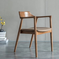 Chaise de salle à manger en bois de frêne massif de style scandinave avec siège en similicuir de qualité supérieure pour les espaces de vie modernes et compacts