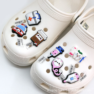 Charme de chaussure personnalisé 2023 nouvelle tendance porte-sabot médecin ambulance médicale <span class=keywords><strong>infirmière</strong></span> uniforme pour dessin animé chaussure sabots décorations de chaussures - Product Image 5