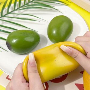 ของเล่นมะม่วงคริสต์มาส TPR Kawaii ดีไซน์ไม่ซ้ำใคร เปลี่ยนสีได้ บีบคลายเครียด ของเล่นแปลกใหม่ มีกลิ่นหอม - Product Image 2