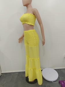 Женский летний комплект из 2 предметов: плиссированный топ-бюстье и расклешенные брюки в стиле бохо, однотонный, с широкими штанинами, на резинке - Product Image 4