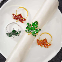 Fabrikgefertigte Stilvolle Metall-Serviettenringe Rotes Grünes Ahornblatt-Design Tischdekoration Geeignet für Hotel Hochzeiten Feiern