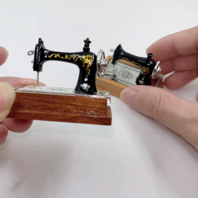 1:12 Dollhouse Accessories a Retro Sewing Machine Head Model Figurine Simulating a Mini Life Scene