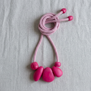 สร้อยคอลูกปัดเรซิ่นทำมือ รูปทรงตามสั่ง สีชมพู งานศิลปะสะสม งานฝีมือ ของตกแต่งบ้านและของขวัญทางธุรกิจ - Product Image 1