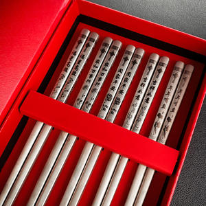 Palillos de Titanio Puro Redondos Antimoho Ligeros con Caja de Regalo para Viaje, Juego de 5 Pares - Product Image 2