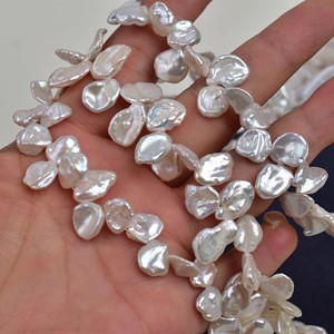 Nouvelles perles baroques blanches naturelles de 9-10 mm, faites à la main, en forme de pétales de fleurs, pour la création de bijoux DIY, avec trois trous latéraux, perles régénérées - Product Image 1