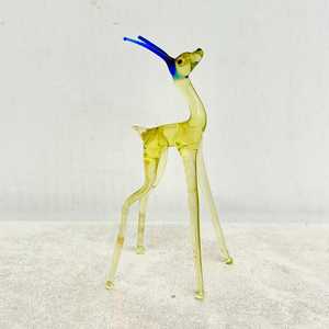 Sculpture de cerf en verre contemporaine, forme irrégulière, pièce unique, décoration de table, accents jaunes et bleus, matériau en cristal - Product Image 2