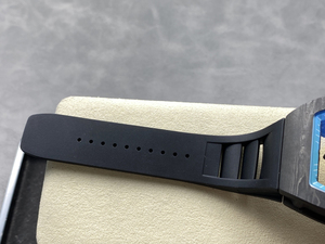 Montre mécanique haut de gamme avec un mouvement squeletté flambant neuf, un boîtier en fibre de carbone et une finition naturelle et brillante. - Product Image 6