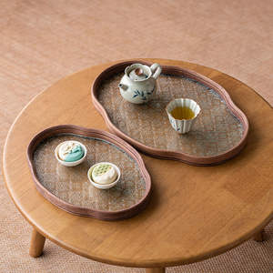 Bandeja de té y postres con vidrio en relieve y estructura clásica de madera - Product Image 1