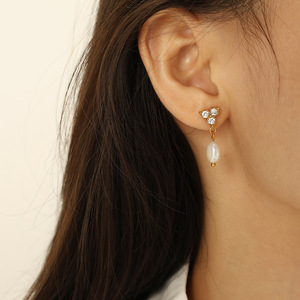 ต่างหูมุกน้ำจืดประดับเพชรสามเม็ดสำหรับผู้หญิง ไทเทเนียมสตีล ชุบทอง 18k สำหรับใส่ทุกวัน ดีไซน์ทรงเรขาคณิต - Product Image 4