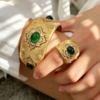 18K Vergoldeter Messing-Armreif mit Italienischer Satin-Oberfläche, Breites Band für Hochzeitsgäste, Anlaufbeständiger Cabochon-Smaragd-Armreif