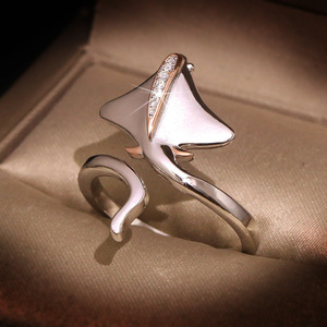 Anello Unisex Bicolore con Incrustazione di Raggi di Manta, Ornamento di Moda Europea - Product Image 2