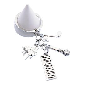 Llavero de moda con diseño de música, piano, micrófono y notas, colgante creativo para mochila, regalo - Product Image 1
