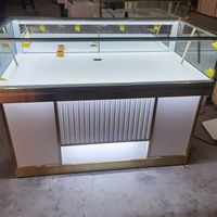 Vitrines à bijoux en verre trempé personnalisées, durables, avec éclairage LED, faciles à nettoyer, finition or/blanc pour les bijouteries