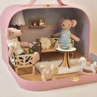 Chambre miniature artisanale dans une valise rose - Adorables poupées souris et meubles miniatures, décoration idéale