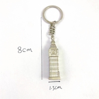 Porte-clés modèle pendentif avec une cabine téléphonique à double couche et une boîte aux lettres au Big Ben à Londres, Royaume-Uni, comme cadeau de voyage commémoratif