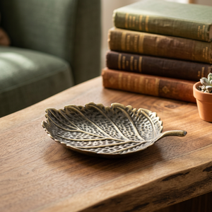 Assiette de service en céramique en forme de feuille, bleue, faite à la main, design moderne, lavable, durable, décoration de table, diamètre 400 mm - Product Image 1