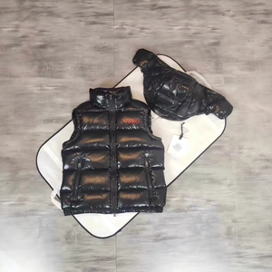 Chaleco Clásico MAYA de la Marca M, Grueso, con Capucha, Resistente al Viento, Cálido, Tratado Antiplanchado, de Poliéster/Algodón, Acabado Brillante, Unisex - Product Image 4