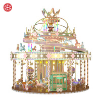 Manège de luxe pour parc d'attractions extérieur sur le thème du carnaval, carrousel avec chevaux, lumières et musique