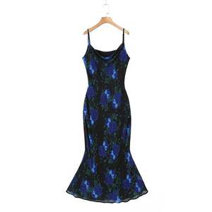Vestido Maxi Floral Negro y Azul Runqi N8745 con Cuello Drapeado y Corte Biás, Vestido de Noche para Mujer, Tallas Grandes, Vestido con Tirantes y Estampado Floral - Product Image 1